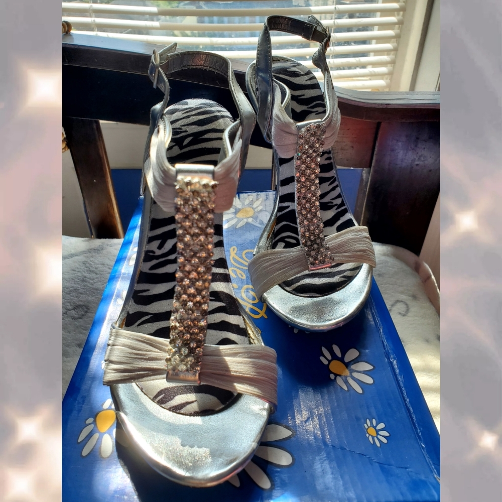 Grey heels With fake diamonds/sparkles